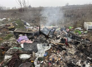 Összehordott szemét égett Kiskőrös külterületén