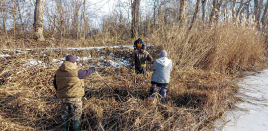 Nádvágás a Vadkerti-tónál: beszakadt a jég a dolgozók és a gépek alatt