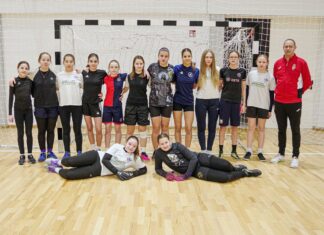 A paksi csapatot segítik a télen a kiskőrösi lány labdarúgók