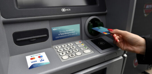 Február 1-től 300 ezer forintot lehet ingyenesen felvenni a bankautomatákból