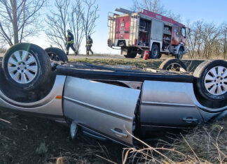 Felborult autó Kecel térségében – kórházba vitték a sofőrt