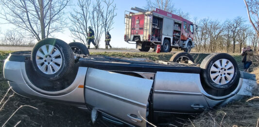 Felborult autó Kecel térségében – kórházba vitték a sofőrt