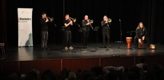 Élménnyel teli Filharmónia zeneóra Kiskőrösön a Four Bones Quartet és Schneider Szilveszter közreműködésével