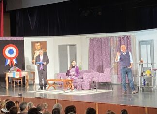 „Add kölcsön a feleséged” – Telt házas előadással tért vissza a színpadra a komédia Kiskőrösön