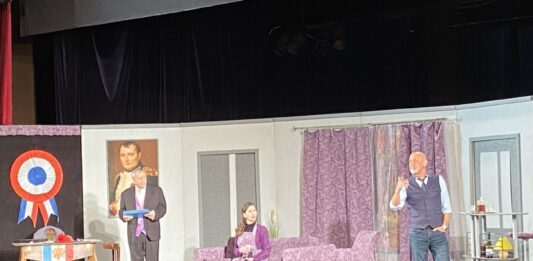 „Add kölcsön a feleséged” – Telt házas előadással tért vissza a színpadra a komédia Kiskőrösön