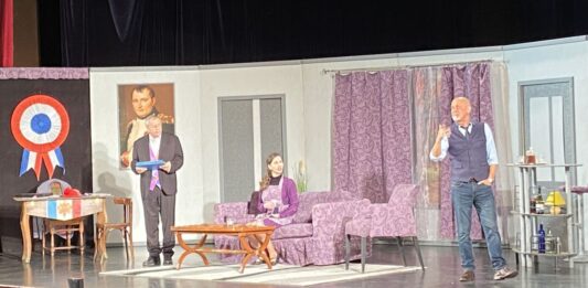 „Add kölcsön a feleséged” – Telt házas előadással tért vissza a színpadra a komédia Kiskőrösön