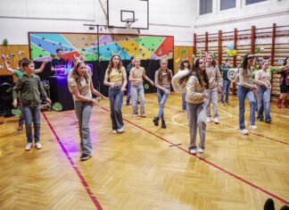 Egyéni és csoportos jelmezek, kiváló hangulat a KEVI farsangján