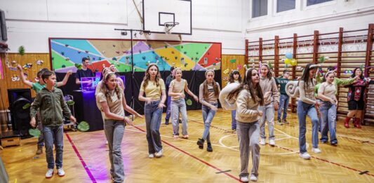 Egyéni és csoportos jelmezek, kiváló hangulat a KEVI farsangján