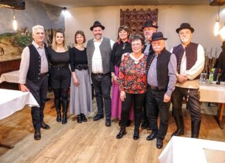 A kiskőrösi Mesekocsmát a dalárda fellépése színesítette