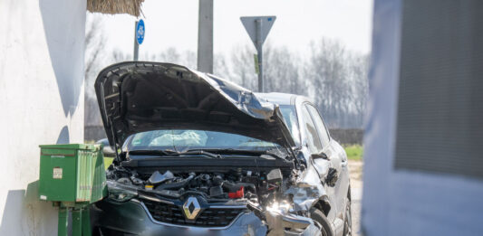 Kamion és személyautó karambolozott az 54-es főúton, mentőhelikopter is érkezett a helyszínre