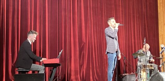 Virággal és meghitt dallamokkal köszöntötték a hölgyeket nőnap alkalmából Kiskőrösön