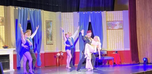 Operett és revühangulat a színpadon – a „Bál a Savoyban” varázsolta el a kiskőrösi közönséget