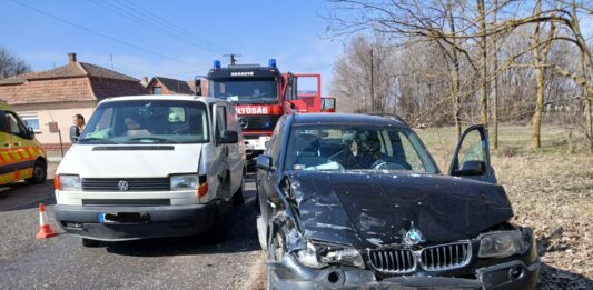Egy kisbusz és egy személykocsi ütközött össze Csengőd és Tabdi között