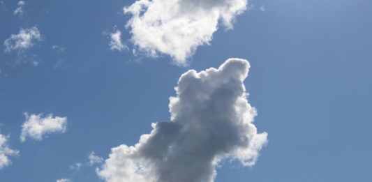 Hűvös, csapadékos idővel indul a hét, de húsvétvasárnap már ismét napsütés várható