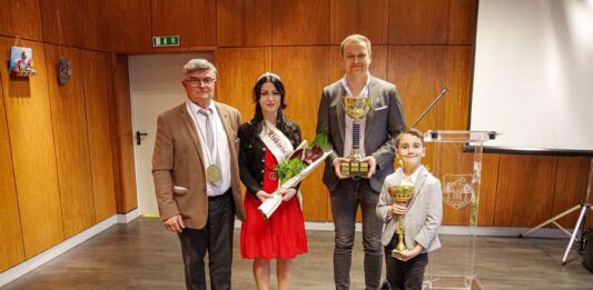 60 mintát kóstoltak a kiskőrösi Kadarka Nemzetközi Nagydíj Borversenyen