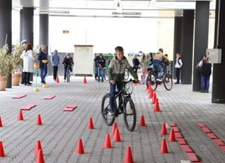 Ügyességi pályán készültek a biztonságos kerékpározásra a Bemes diákok
