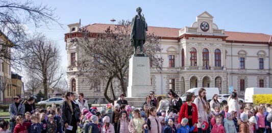 VIDEÓ: Mintegy 300 óvodás szavalta egyszerre a „Nemzeti dalt” Kiskőrösön