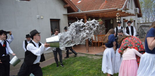 Senki sem hervad el – Hagyományőrző locsolkodás a Kiskőrös Néptáncegyüttessel