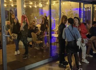 Húsvéti időutazás a Fröccs és Másban – retro slágerek szóltak hajnalig Kiskőrösön