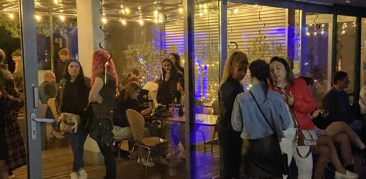 Húsvéti időutazás a Fröccs és Másban – retro slágerek szóltak hajnalig Kiskőrösön