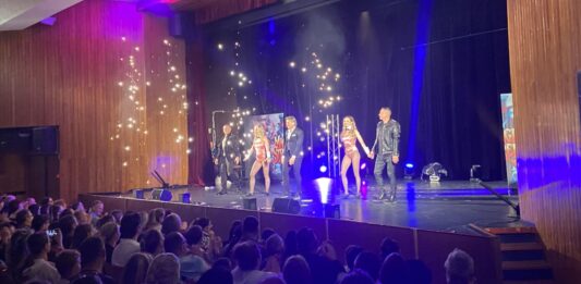 Látványos illúziókkal és felejthetetlen közönségélménnyel érkeztek az Illúzió Mesterei Kiskőrösre