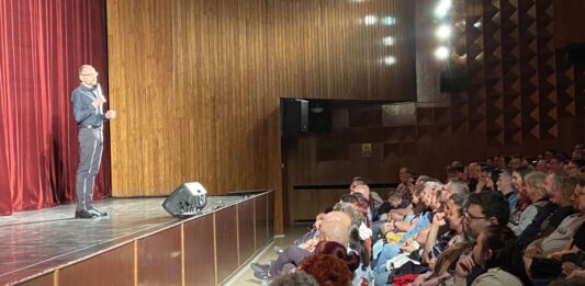 Humorral az élet kérdéseiről – Kőhalmi Zoltán önálló estje Kiskőrösön