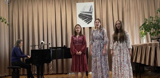 Színes zenei utazás a Kiskőrösi SZÓ-LA-M Alapfokú Művészeti Iskola magánének tanszaki hangversenyén