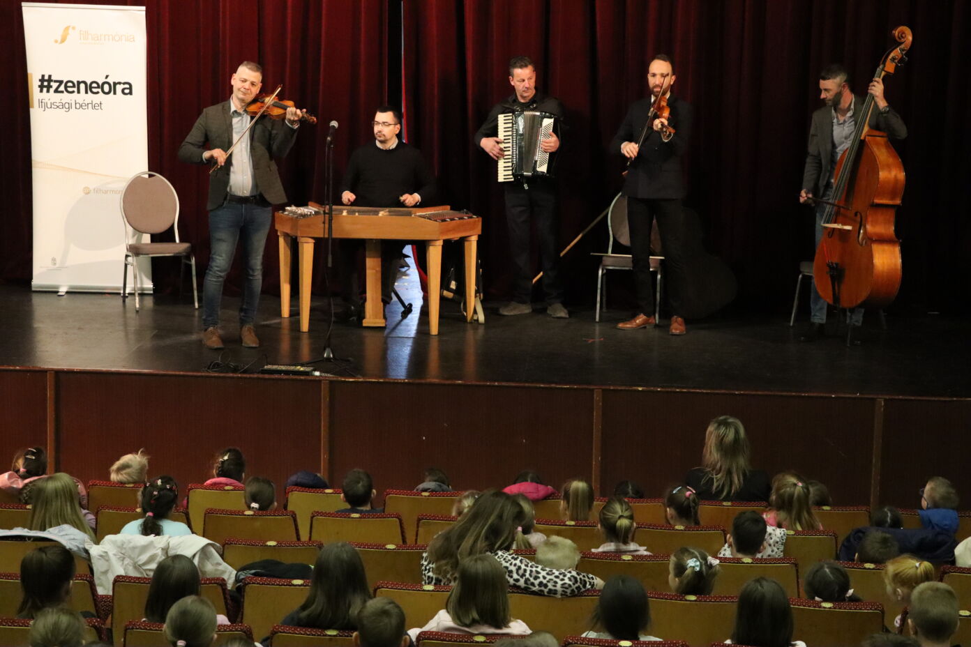 Filharmónia Magyarország – Zeneóra: élő népzenei utazáson vehettek részt a KEVI diákjai a Zagyva Bandával