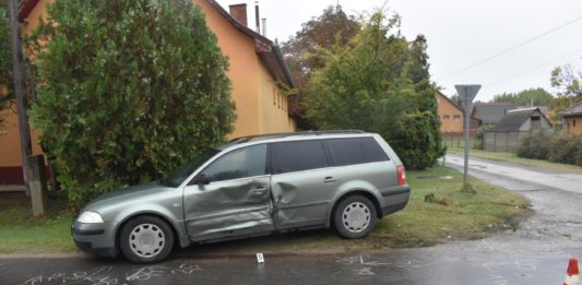 Balesetet okozott Kecelen, majd továbbhajtott a vezetéstől eltiltott sofőr