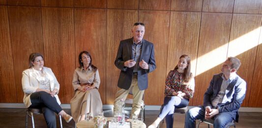 Híd a generációk között: bemutatták Háló Gyula „Kamasz-monológok” című kötetét Kiskőrösön