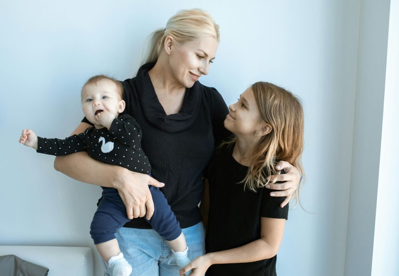 Írópályázatot hirdet az Anya-Író-Trió „Az anyai szeretet” címmel