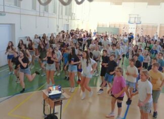 Kihívás Napja Kiskőrösön: sporttal, közösségi programokkal mozdult meg a KEVI Petőfi Sándor Általános Iskola A Kihívás Napján sport- és közösségi programokon részt vevő diákok a kiskőrösi KEVI Petőfi Sándor Általános Iskolában.