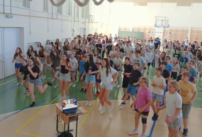1 A Kihívás Napján sport- és közösségi programokon részt vevő diákok a kiskőrösi KEVI Petőfi Sándor Általános Iskolában.