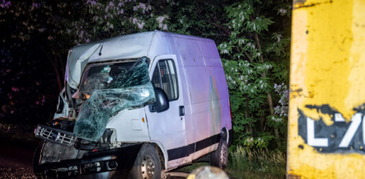 Súlyos baleset Kecel határában: Hátulról rohant a munkagépbe egy kisteherautó