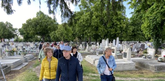 Síroknál megelevenedő történelem – helytörténeti sétán idézték fel Kiskőrös múltját az evangélikus temetőben