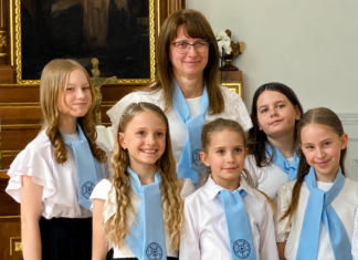 A kiskőrösi diákok és felkészítő pedagógusuk az országos olvasóverseny díjátadóján Budapesten