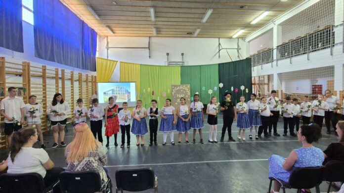 2 másolata Pedagógusok és intézményi dolgozók a Kiskőrösi EGYMI pedagógusnapi ünnepségén, ahol elismeréseket adtak át