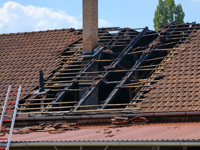 Tűzoltók oltják a lángoló hűtőház tetejét Pirtó határában, az 53-as főút közelében.