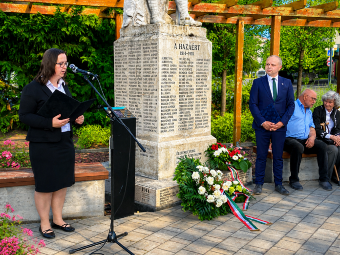 Megemlékezés a Nemzeti Összetartozás Napján Kiskőrösön, koszorúzással és ünnepi beszédekkel az I. világháborús emlékműnél
