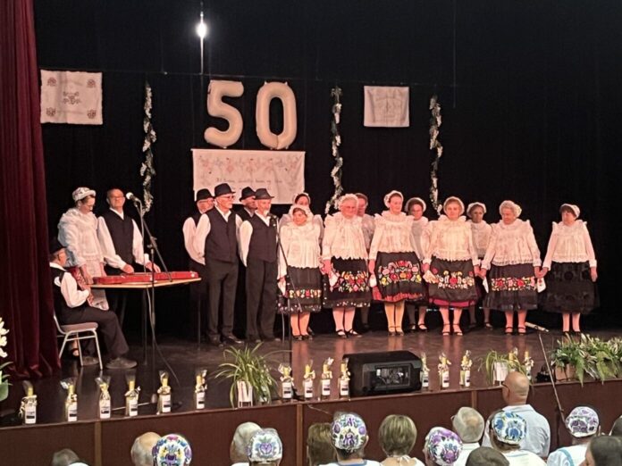 Jubileumi ünnepség a kiskőrösi színházteremben, ahol az 50 éves Szivárvány Szlovák Néptáncegyüttes hagyományőrző műsorral ünnepelte fennállását.