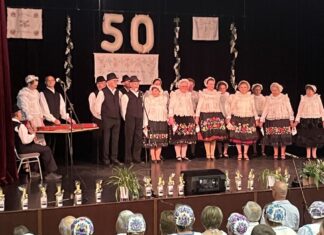 Fél évszázad hagyományőrzés Kiskőrösön – 50 éves jubileumát ünnepelte a Kiskőrösi Szlovák Nemzetiségi Népdalkör Jubileumi ünnepség a kiskőrösi színházteremben, ahol az 50 éves Szivárvány Szlovák Néptáncegyüttes hagyományőrző műsorral ünnepelte fennállását.