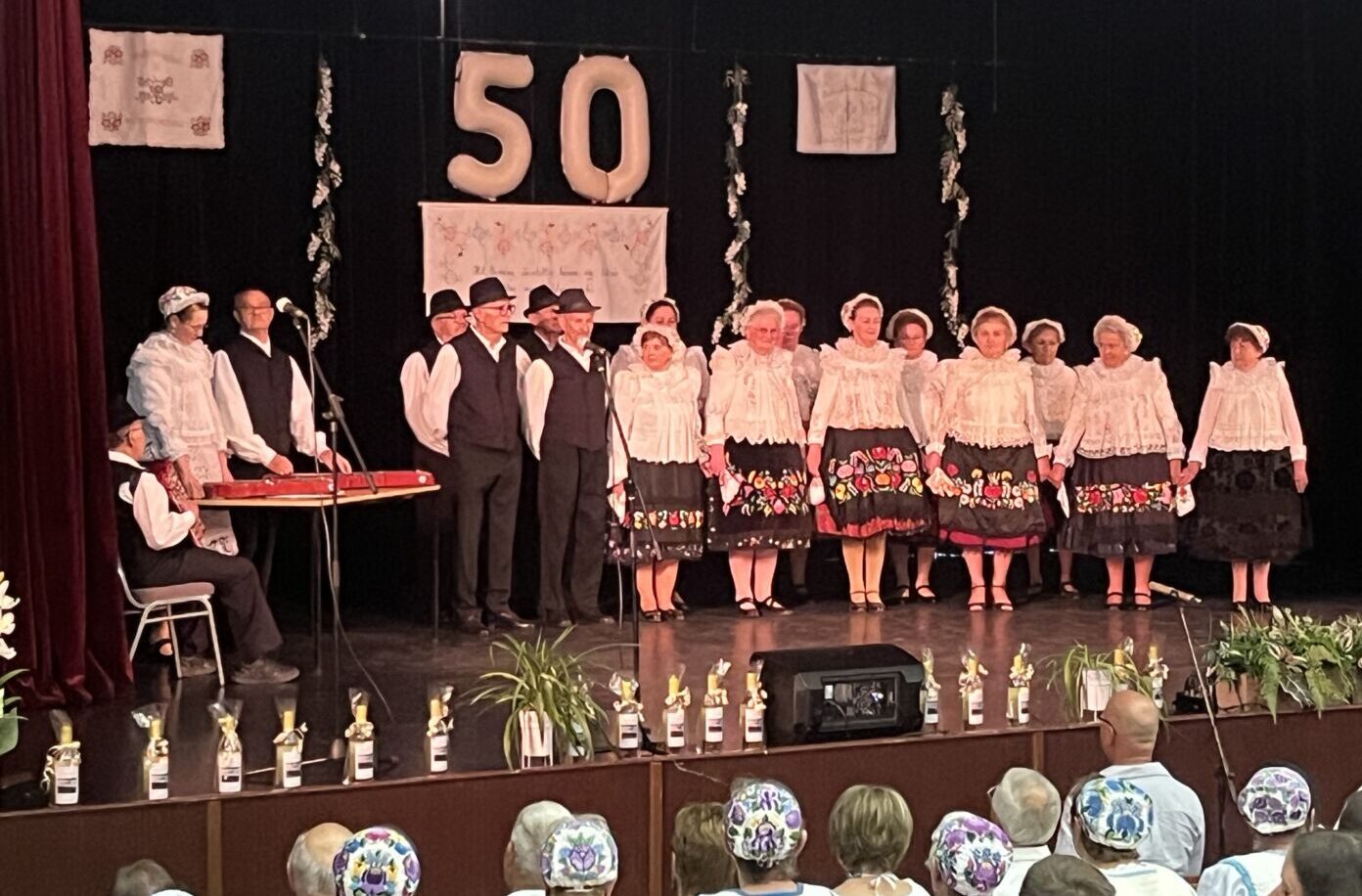 Jubileumi ünnepség a kiskőrösi színházteremben, ahol az 50 éves Szivárvány Szlovák Néptáncegyüttes hagyományőrző műsorral ünnepelte fennállását.