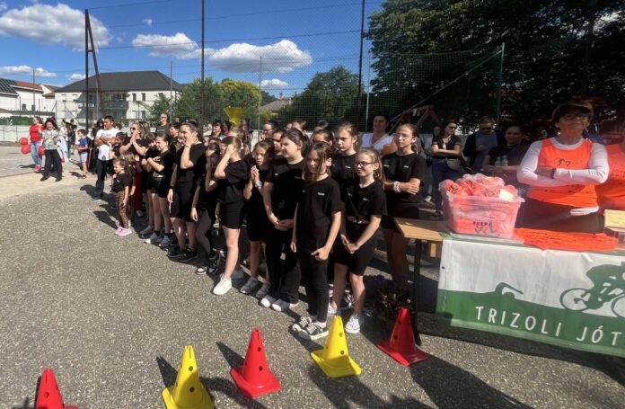 IMG_1229 másolata Látogatók, támogatók és szervezők a Bem iskolában megrendezett jótékonysági napon, amelyet Kovács Iván támogatására szerveztek