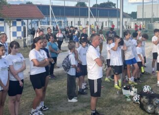 Mozgásban volt Kiskőrös: debütált a Mozgás Éjszakája a városban Résztvevők sportolnak a Mozgás Éjszakája kiskőrösi rendezvényén, ahol több mozgásformát is kipróbálhattak az érdeklődők