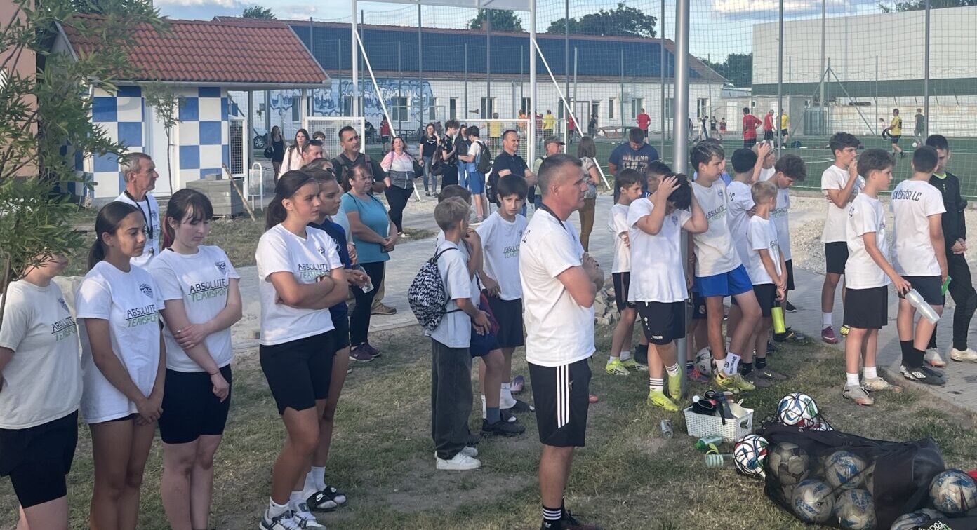 Résztvevők sportolnak a Mozgás Éjszakája kiskőrösi rendezvényén, ahol több mozgásformát is kipróbálhattak az érdeklődők