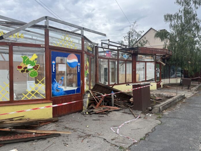 A bontás alatt álló fabódék a kiskőrösi sporttelep bejáratánál, ahol a fejlesztés részeként új parkolók épülnek