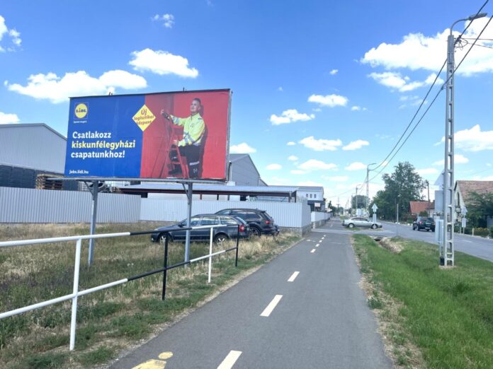 Óriásplakátok és közterületi reklámok egy városi környezetben – új szabályok jöhetnek a vizuális környezetszennyezés csökkentésére.