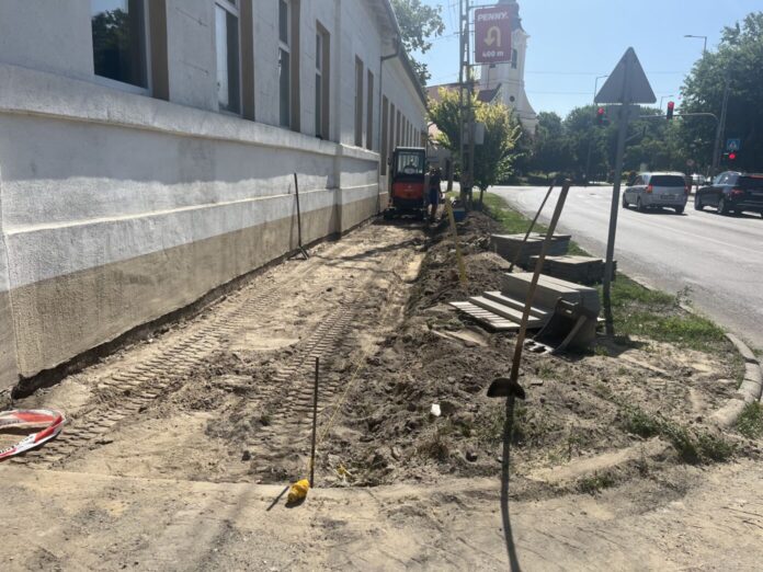 Járdafelújítás a Dózsa György úton Kiskőrösön a katolikus templom melletti szakaszon