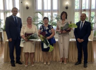 Városi Pedagógusnap Kiskőrösön – elismerésekkel és megható műsorral köszöntötték a pedagógusokat Pedagógusokat köszöntenek a Városi Pedagógusnap ünnepségén Kiskőrösön, ahol elismeréseket és kitüntetéseket adtak át.