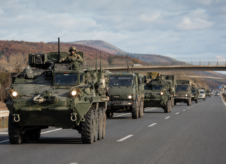 NATO katonai konvoj halad egy magyarországi autópályán a Fekete-tenger térsége felé vezető tranzitútvonalon